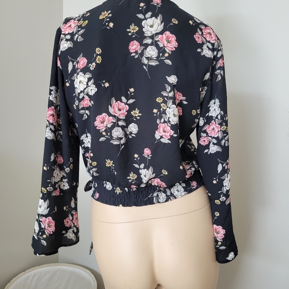 Floral crop wrap top blouse. Bohemian Contemporary H&M - Picture 8 of 8